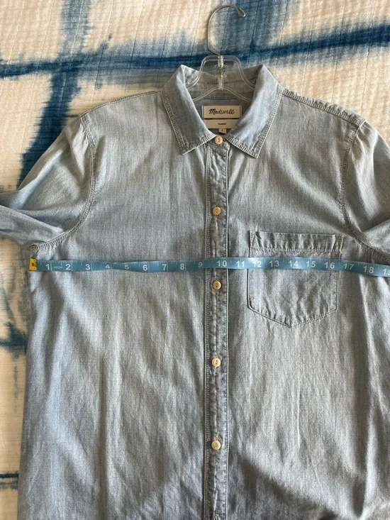 Madewell Classic Light Chambray Button Down Shirt in Medium - Picture 14 of 15
